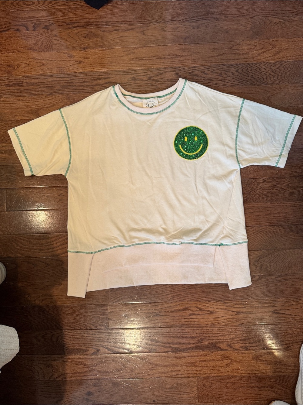 Fantastic Fawn oversized sequin smiley face short sleeve - M